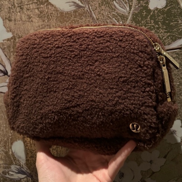 Lululemon 2L Brown Sherpa Everywhere Belt Bag in Earth Gold - Picture 5 of 8